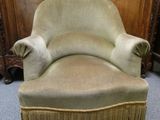 une chaise posée par terre devant une armoire