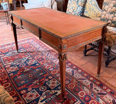 une table en bois avec un tiroir, dans un salon