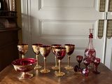 plusieurs verres à vin et un vase posés sur une table