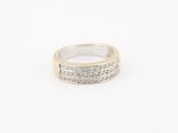 une bague en or blanc avec des diamants sur fond blanc