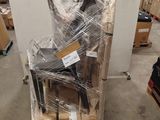 une pile de cartons sur un chariot dans un entrepôt