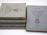quatre livres sont empilés sur une table