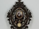 une horloge accrochée au mur de la pièce