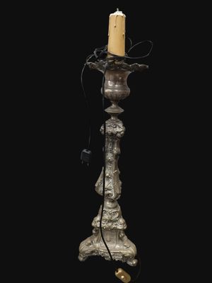 an image of a candle that is sitting on a table