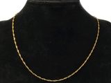 un collier à chaîne en or sur un mannequin mannequin mannequin mannequin mannequin mannequin mannequin mannequin mannequin mannequin