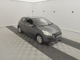 une photo d'une petite voiture grise dans un garage