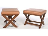 deux tabourets en bois avec des assises rembourrées de cuir beige clair