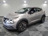 le suv argenté de nissan est garé sur un carrelage à carreaux