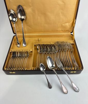 un coffret contenant des couverts, notamment des cuillères