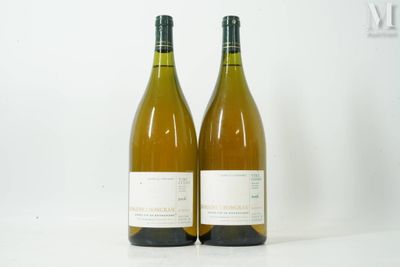 deux bouteilles de vin posées l'une à côté de l'autre sur une table