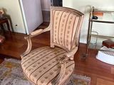 une chaise posée sur un tapis dans une pièce