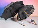 deux parapluies posés sur une table