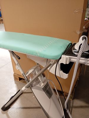 une table à repasser posée sur une autre table à repasser