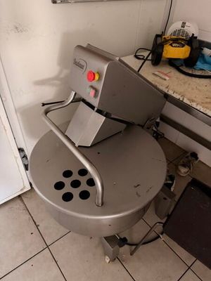 une machine posée sur une table dans une cuisine