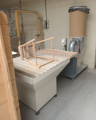une pièce dans laquelle se trouvent une table et une chaise