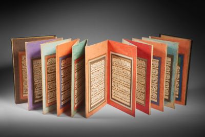 une image représentant un groupe de livres alignés en rangée