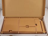 une boîte en carton ouverte à quatre compartiments posée sur une surface blanche