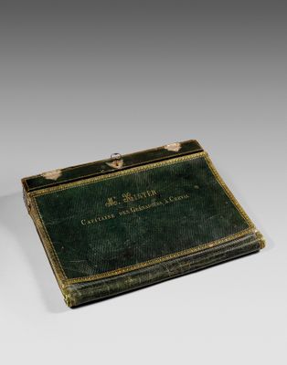 un vieux livre posé sur une table blanche