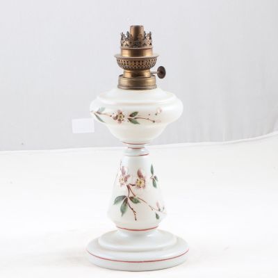 Lampe à pétrole en opaline blanche à décor émaillée de fleur…