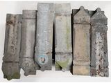 plusieurs morceaux de béton sont empilés les uns sur les autres