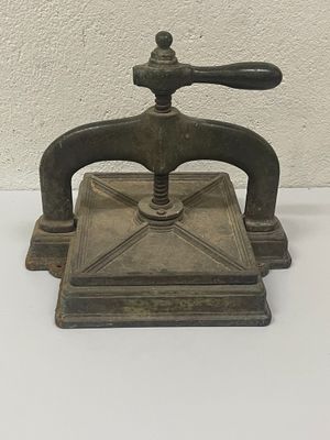 un vieux robinet en métal posé sur une table blanche