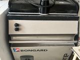 une cuisinière qui se trouve dans un coin de la cuisine