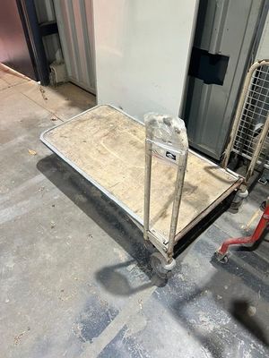 un chariot posé au milieu d'une pièce