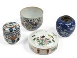 quatre types différents de vases et de récipients chinois posés sur un fond blanc