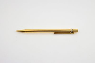 un stylo doré sur un fond blanc