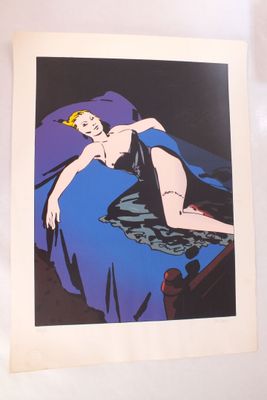 une photo d'une femme allongée sur un lit
