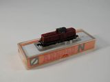 un train miniature posé sur une boîte