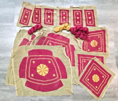 Ensemble de garnitures au point pour sièges.