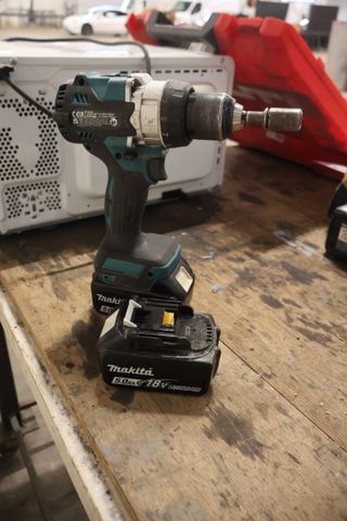 MAKITA – 1 visseuse avec deux batteries sans chargeur
