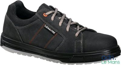 gros plan d'une paire de chaussures noires sur fond blanc