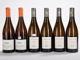 six bouteilles de vin sont alignées dans une rangée