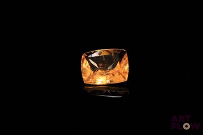 gros plan d'un diamant jaune sur une surface noire