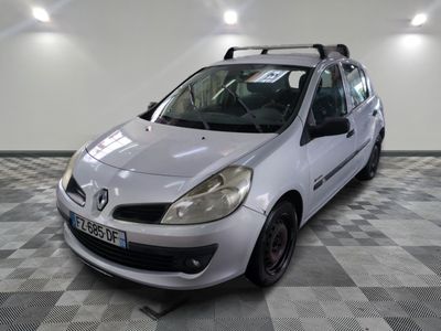 la photo d'une voiture blanche garée dans un garage