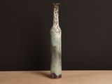 un vase posé sur une table à fond noir