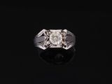 une bague en diamant posée sur une surface noire