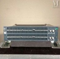 un tout petit appareil électronique posé sur une table