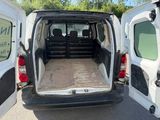 une camionnette blanche garée sur le parking