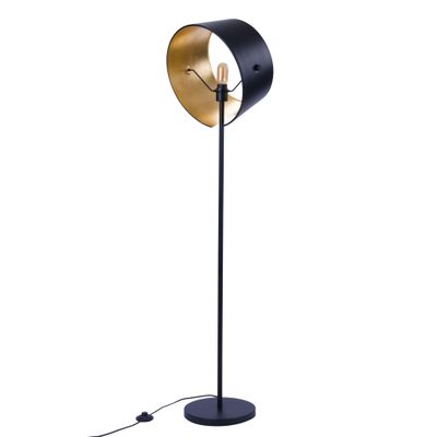 un lampadaire noir et doré sur fond blanc