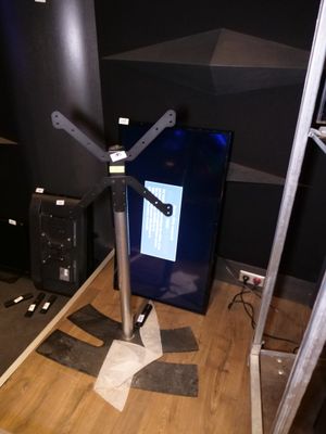 une photo d'une pièce avec une télévision et un écran d'ordinateur