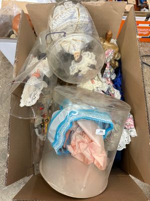 une boîte en carton remplie de vêtements et d'autres objets