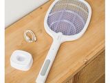 un gros plan d'une raquette de tennis posée sur une table en bois