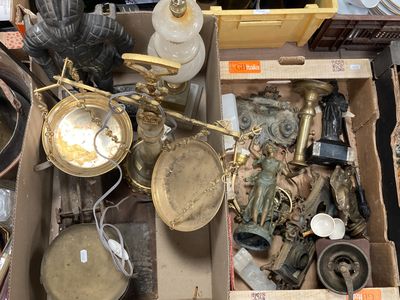 une boîte contenant divers objets, posée sur une table