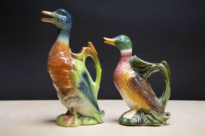 deux figurines d'oiseaux assis l'un à côté de l'autre