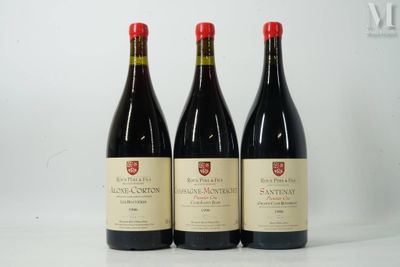 trois bouteilles de vin rouge sont posées sur une surface blanche
