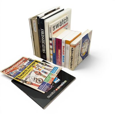 plusieurs livres sont empilés sur une surface blanche