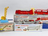 Plusieurs camions de pompiers et camions miniatures sont empilés les uns sur les autres